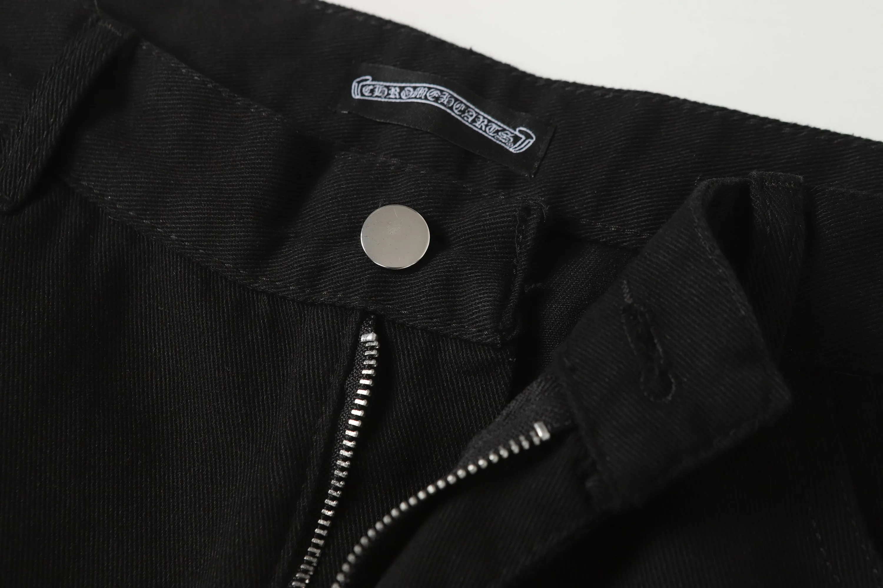 P256 Actual photo [High quality] Code: LH008 Color: Picture color Size: S to XXXL -Chrome Hearts/Chrome Hearts Classic colored leather cross washed color cloth unisex denim trousers -Vibe style straight stacked god-level version -Carbon fine bias denim color cloth -A complete set of vintage vintage hardware - Chrome Hearts high version uses high ounce custom fabrics, enzyme washing and soft color fixation, soft and thick to wear The details are all produced by pure hand polishing and craftsmanship. All-over jacquard fabrics have unique design styles. Multiple processes create a full retro feel. Niche unique non-colliding shirts. Customized old spray-painted buttons. Every detail is crafted with craftsmanship. Size Pants length Waist Hips Unit cm S 98 68 100 M 99 72 104 L 100 76 108 XL 101 80 112 XXL 102 84 116 XXXL 103 88 120